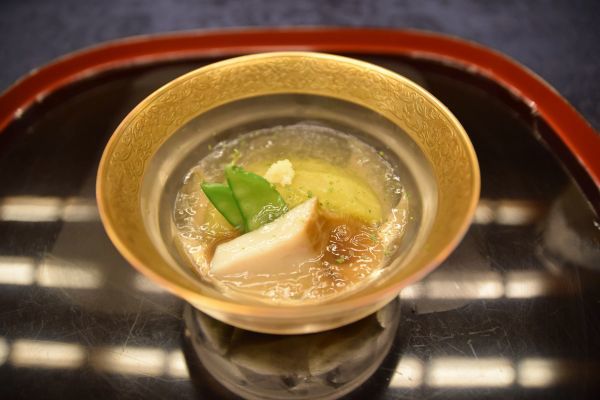 「魚三楼」の料理「鮑とフカヒレと茄子の料理」