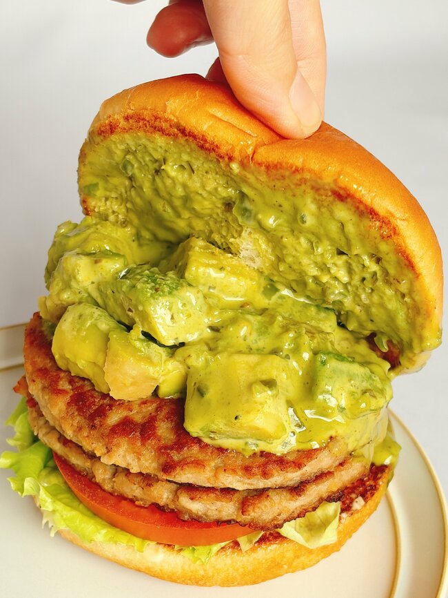 「モスバーガーさんマジですか」肉2倍の“ボリューム凄すぎバーガー”高さ8cmはやりすぎです…!「口を全開に開けてやっと食べれる」「想像以上に写真そのまま来てびっくり」