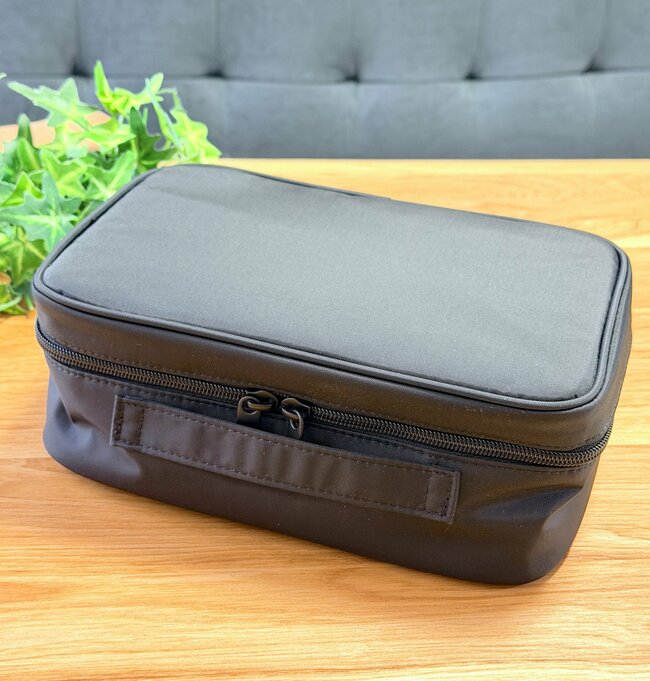 「購入して本当に良かった」無印良品の“ガバッと開くポーチ”化粧水ボトルも入って大容量…！「高級感があります」「大きさも形も理想的」