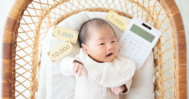 写真：赤ちゃんと電卓、紙幣のイメージ