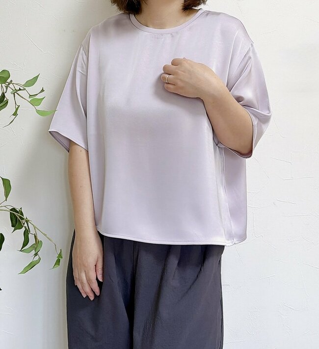 「3枚購入しました」「毎日着てます」ユニクロの“楽ちんブラウス”がとんでもない名品だった…！「ラクに綺麗見えが叶う」「体の線も拾いません」《購入レビュー》