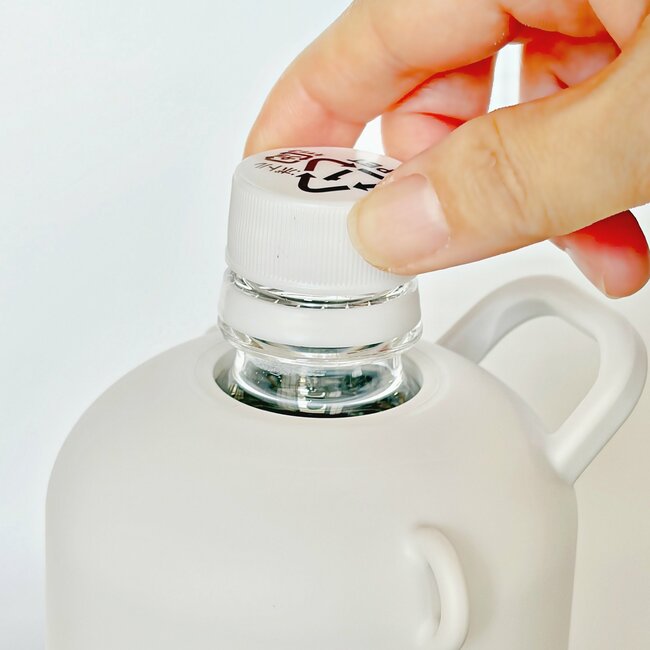 8時間経っても飲み物が冷たい…！ニトリの“手ぶらで持てるペットボトルホルダー”が優秀すぎる！「1日中冷たいまま飲むことができました」「長時間ひんやり続くのでいい！」