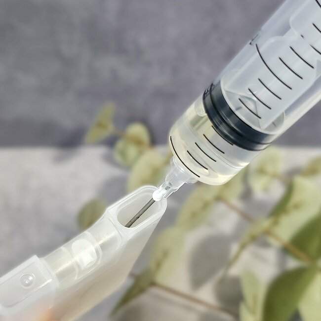 「何軒もまわってようやく見つけた！」セリアの“スリムすぎるスプレーボトル”除菌用アルコールが入れられて便利！「薄いから場所取らん」「もっと早く知りたかった」