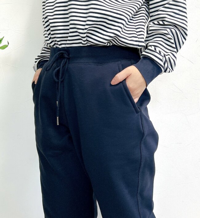 「これ無しで冬は乗り越えられない」ユニクロの“まるで履く毛布”がスッキリ見えして楽ちん!「夫婦でリピート買い」「こんなにも暖かいんだと感動」