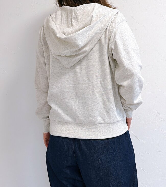サッと羽織るだけで着痩せする…！ワークマンの「1590円パーカー」めっちゃ軽くて、パジャマみたい楽ちんなんです！《購入レビュー》