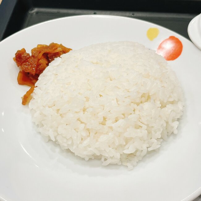 「すんごい美味いんだけど」松屋の“チキンがごろごろ入った限定メニュー”ライスが特盛無料で嬉しすぎる…!「通年で食べたい」「ガチリピ…!」