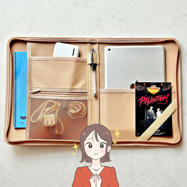 お薬手帳や処方薬がまるっと入る！3COINSの“ポケットたくさん収納ケース”通院グッズ入れにピッタリ！「迷わず購入しました」「収納力があり実用性バツグン」