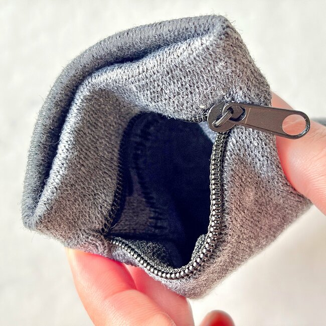 「4件目でやっと見つけた」「ようやく買えた」セリアの“天才すぎるポーチ”ミニ財布がわりに使えて便利！「散歩とかちょっと出るときに便利」