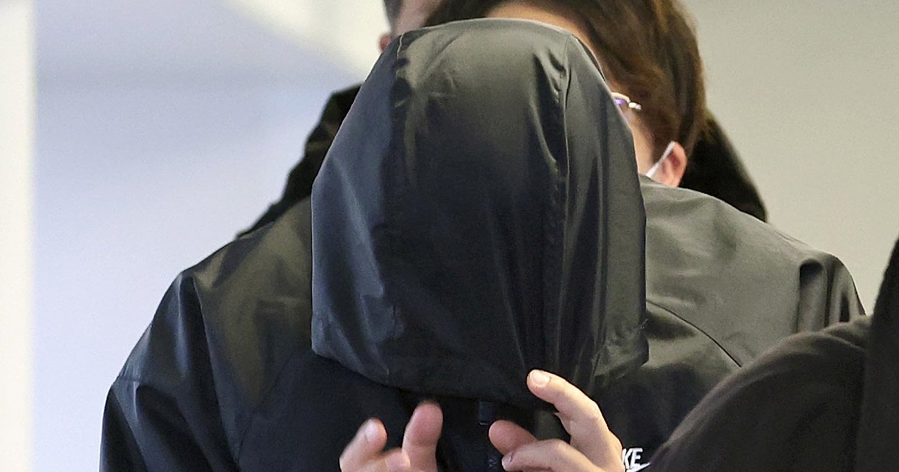 奄美大島から移送され、羽田空港に到着したスカウトグループ「ナチュラル」の会長・小畑寛昭容疑者