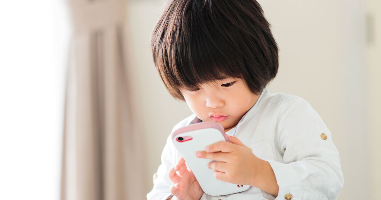 「子どもにスマホ」親はなぜ不安か、電波が出て危険・便器より汚い…