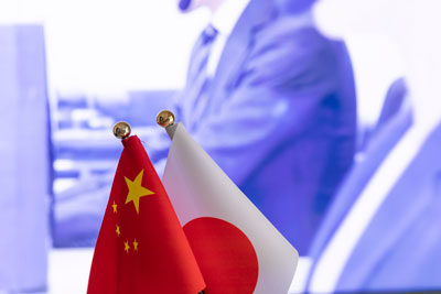 日本と中国が冷却期間を経て急接近していますが、立ち位置はかつてとは逆転しています。