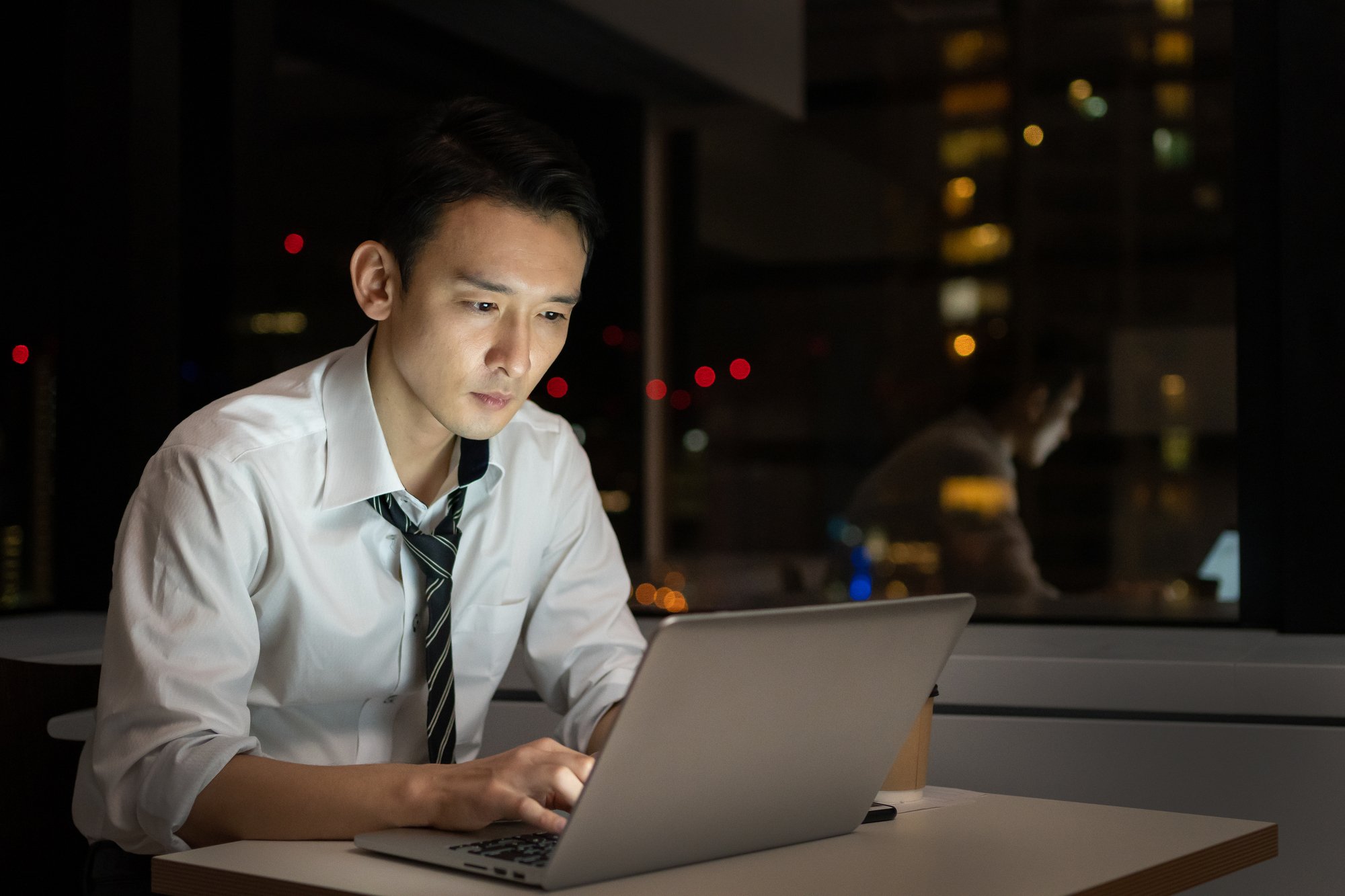 残業する男性のイメージ