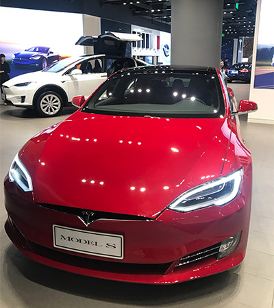 テスラ上海太古匯体験センターに展示される「モデルS」