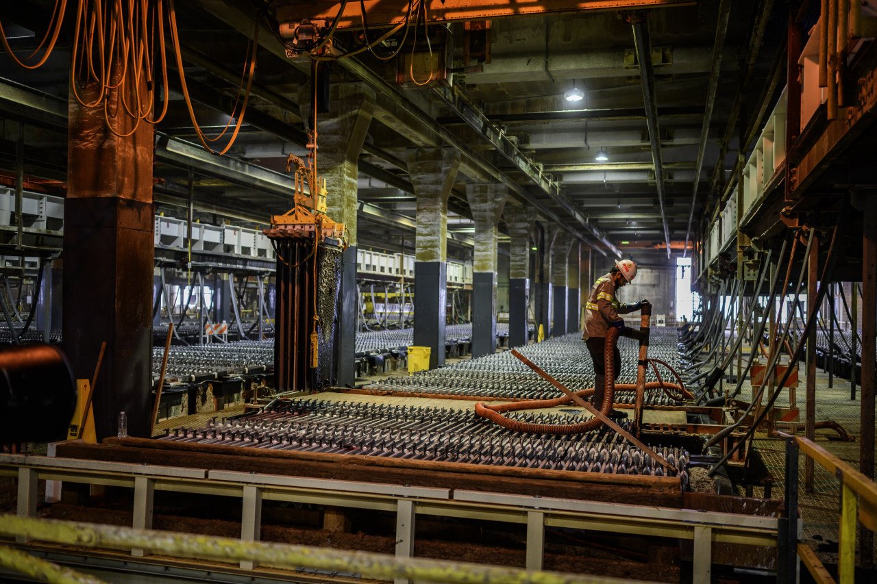 手のひらで溶ける金属ガリウム、米が増産で中国に対抗