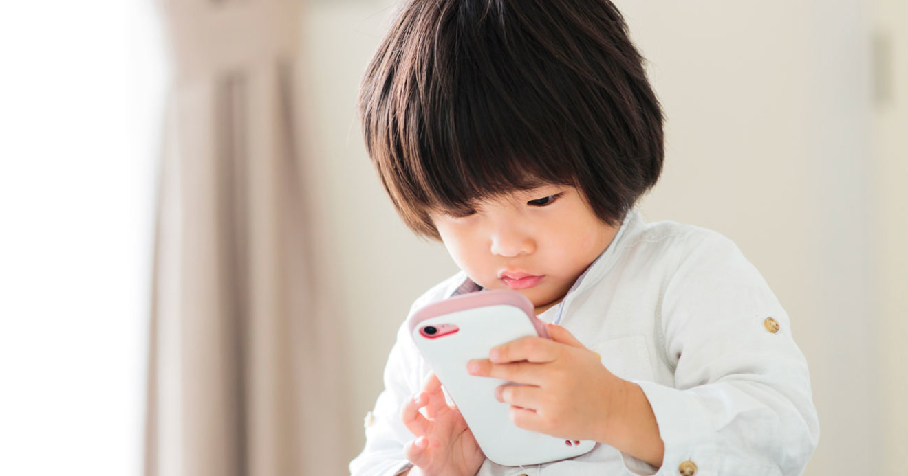 「子どもにスマホ」親はなぜ不安か、電波が出て危険・便器より