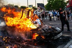 米ミネアポリスの抗議デモが拡大、市長は平静呼びかけ