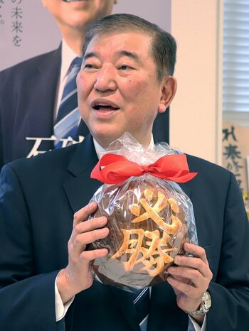 「必勝パン」を手にする石破氏