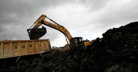 コマツ＆日立建機と中国メーカーが激突！「インドネシア建機市場」最新情勢、日系メーカーはシェアを死守できるか？