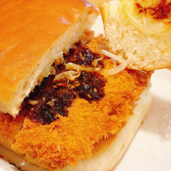 「想像の2倍の巨大さ」「デカ過ぎんだろぉ」コメダ珈琲の“1200kcal超えメニュー”名古屋名物がアツアツでおいしい！「1人ひと皿は後悔する」