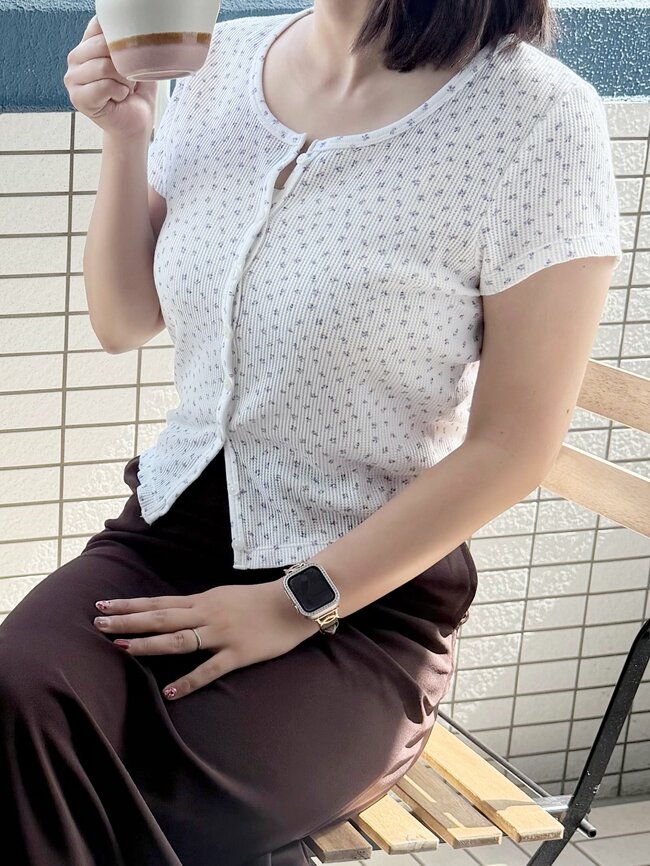 「ズバリ買いです」ユニクロの“790円トップス”1枚でコーデが華やかになる可愛さ!「パンツにもスカートにも合う」「色違いで購入」《着用レビュー》
