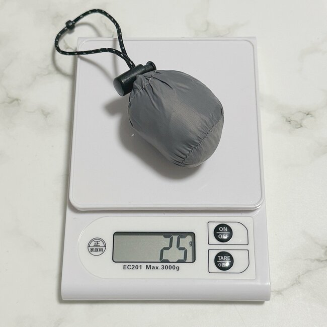 米袋を入れてもやぶれない！3COINSの“10kg入るエコバッグ”手のひらサイズで持ち歩きしやすい！「家族にもおすすめしてリピート購入」「薄くて軽くて超コンパクト」【購入レビュー】