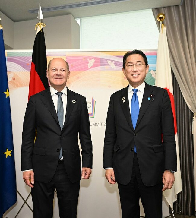 写真：ドイツのショルツ首相（左）と岸田首相