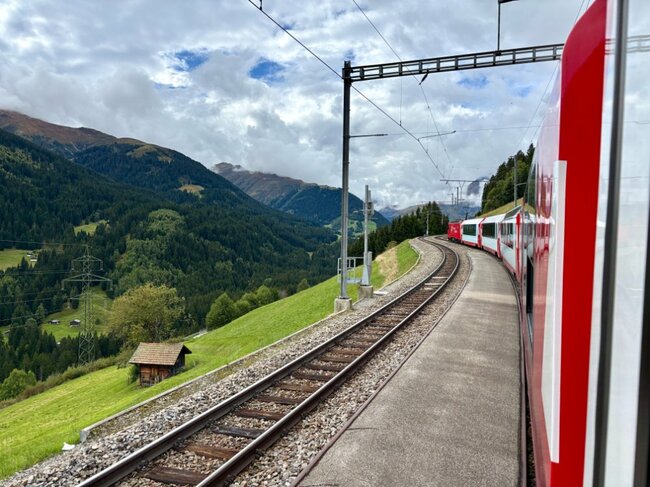 山あいを走る氷河特急