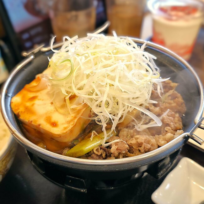 「3食これでいい」「本当においしい！」すき家の“豪快すぎる鍋メニュー”具材がドーンとのってて笑っちゃった！「米が進む」