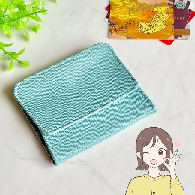 「色違いで2つ購入」3COINSの“ぺたんこ財布”コンパクトなのにカードが15枚入った！「薄くて軽い」「小さいカバンでも全然入る」