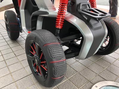 径の大きなタイヤと、作動量が大きいサスペンションで大きな段差も安定して乗り越えることが可能