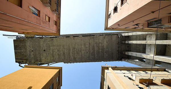 住宅街から見上げたイタリア・ジェノバの橋崩落部分 住宅街から見上げたイタリア・ジェノバの橋崩落部分