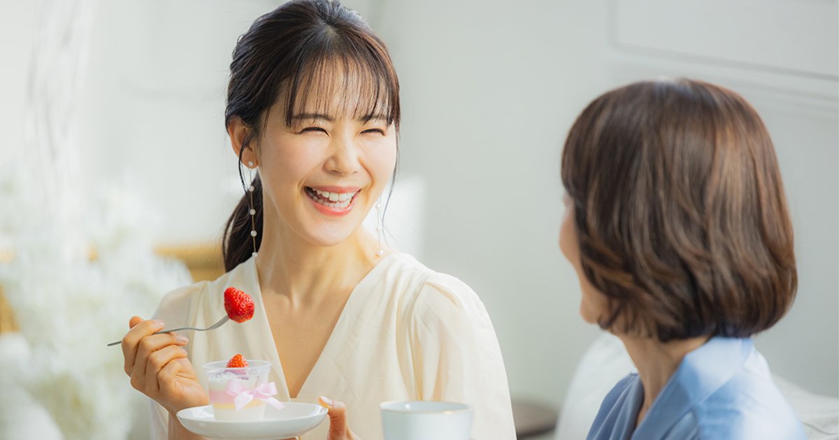 談笑する2人の女性