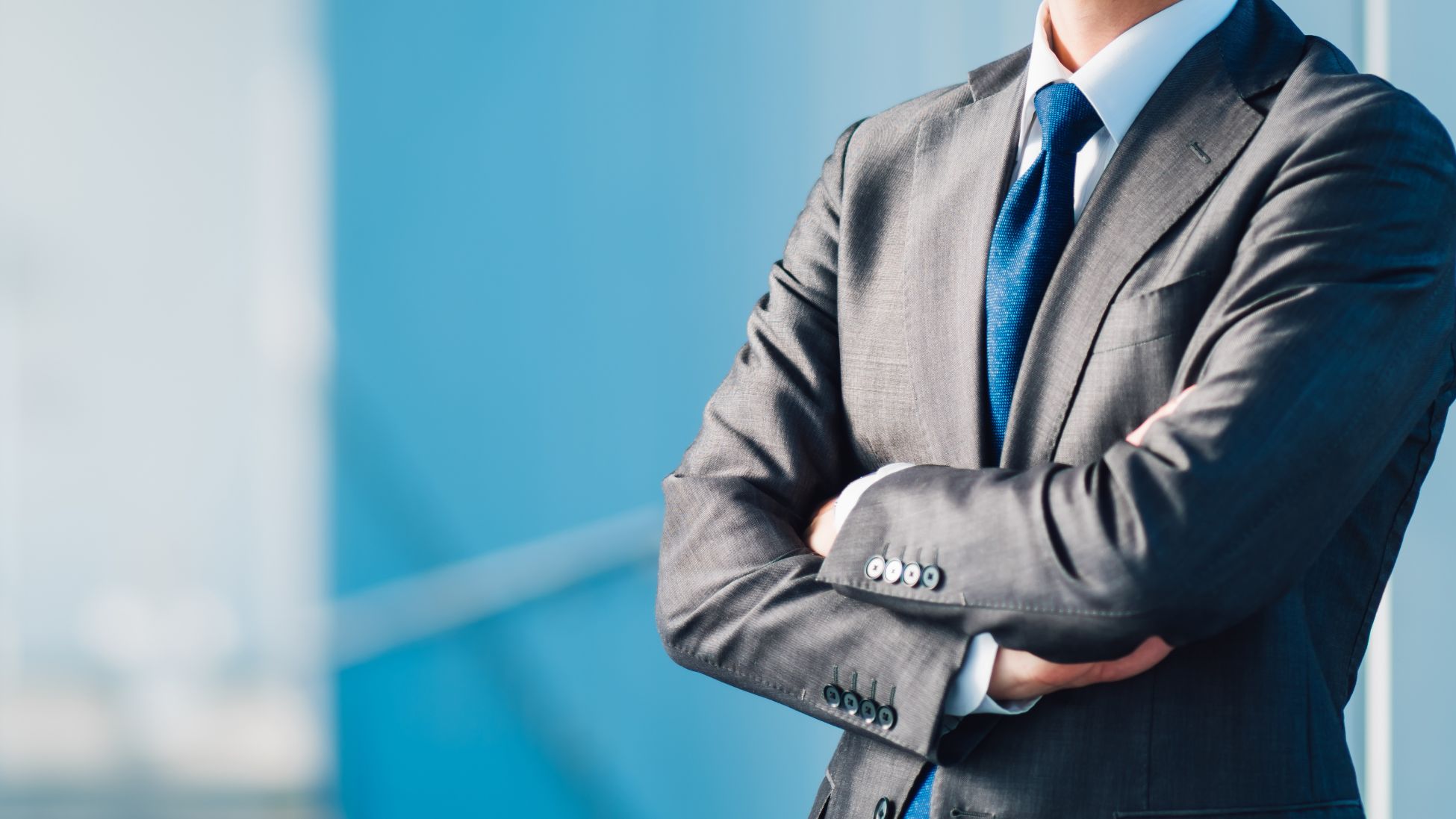 腕を組むビジネスパーソン