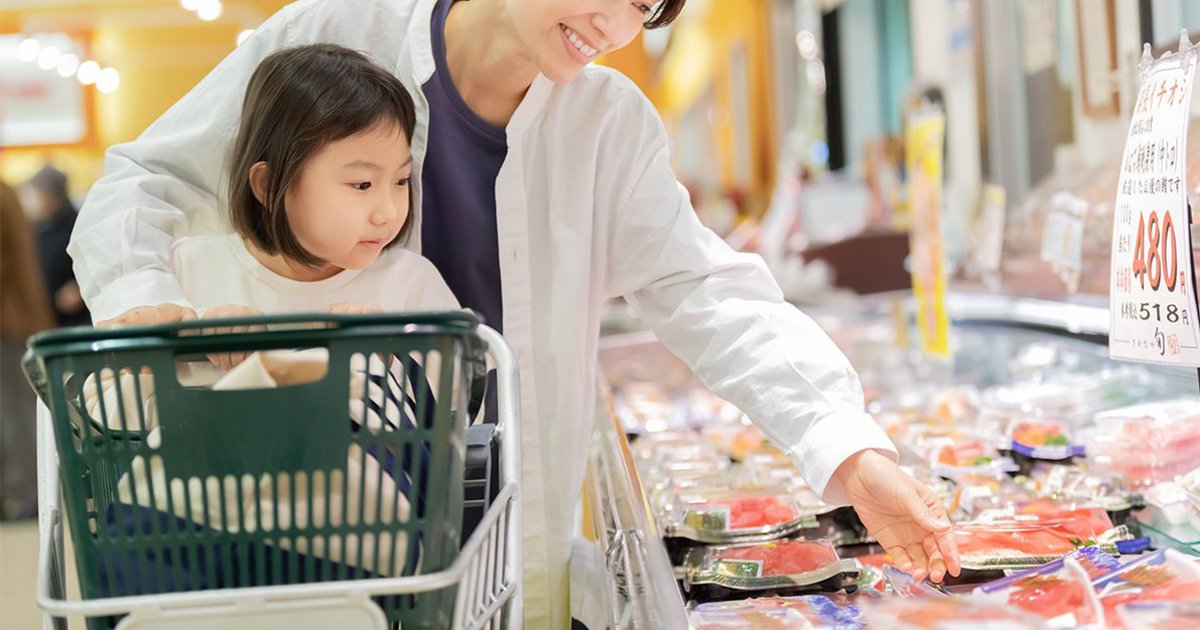 スーパーで買物をする親子