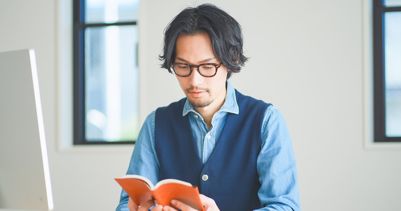 書籍を手に知識を深める男性