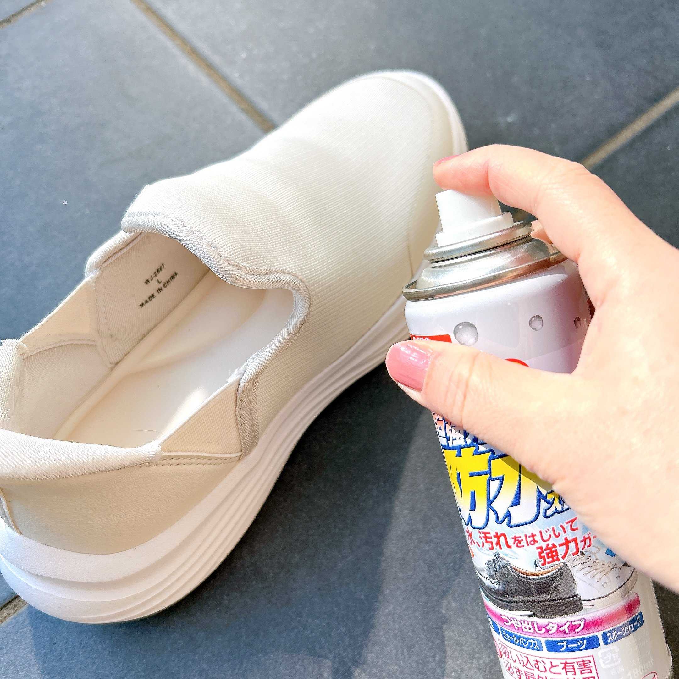 もう普通のスニーカーに戻れない…！ワークマンの「雲の上みたいなシューズ」立ったまま履けて、ふんわり歩けちゃうの！