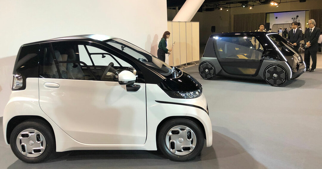 トヨタ小型EV量産型(手前)とコンセプトモデル