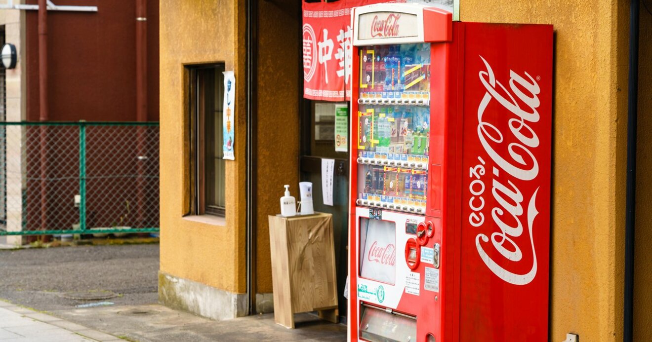 コカ・コーラ社の自販機です。 - 冷蔵庫