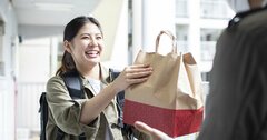 手土産を紙袋ごと渡すのはNG？育ちがいい人ならどうする