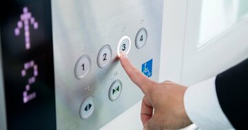 そりゃマナー違反だろ…エレベーターのボタンを鍵の先で押す部下をとがめる、うまい言い方