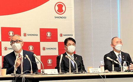 11月24日、ゾコーバの緊急承認を受け東京都内で会見を行った塩野義製薬（写真左が同社手代木功社長）