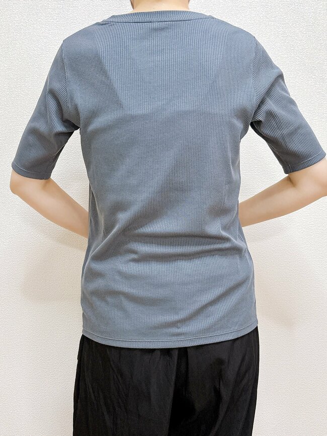 「痩せて見えます」「色違いで揃えたい」無印良品の“1490円トップス”びよ～んと伸びて着心地もバツグンなんです！「この袖丈を探してた」