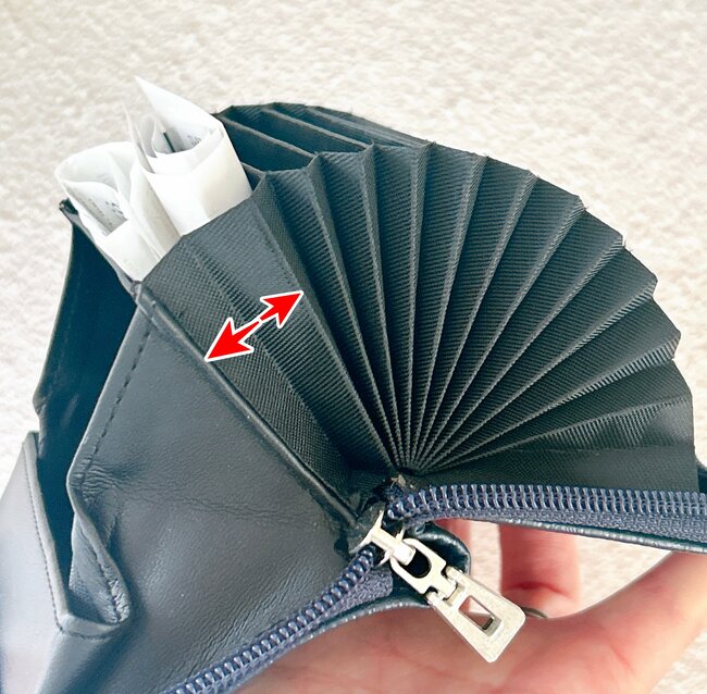 カードや診察券が22枚入る…!ワークマン新作の「980円ミニ財布」ガバッと開いて取り出しやすい!