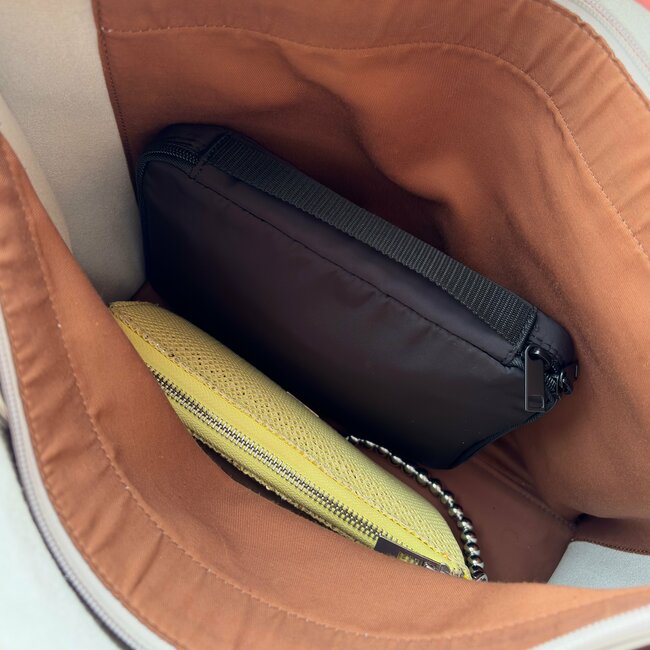 お薬や診察券がまるっと入る！無印良品の“たっぷり入る仕分けポーチ”が天才すぎる！「想像以上にかなり入る」「スッキリまとめられてなくし物ゼロ！」