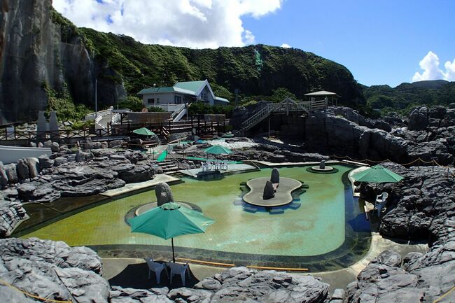 天然の海岸を利用した露天風呂はプールのような開放感