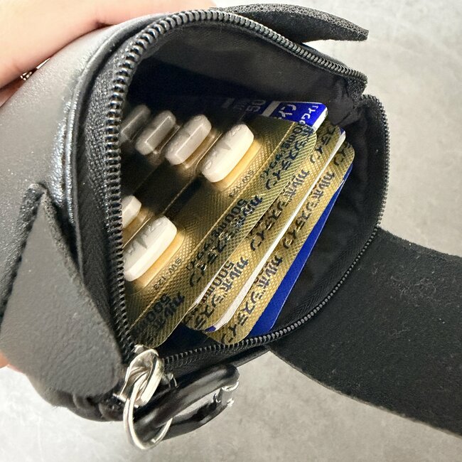 お薬が70錠も入った…！カルディで見つけた「くろねこの激かわケース」ミニ財布にもなるし、カバンに付けて持ち運べて天才！《購入レビュー》