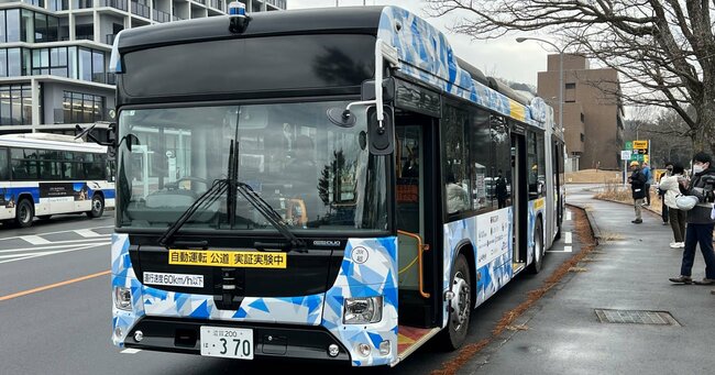 広島大学構内に停車中の実験車両