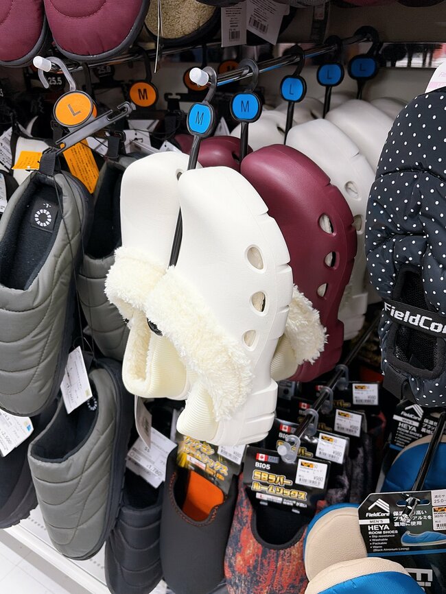 足がスポッと入って楽ちん！ワークマンの“1500円シューズ”ぽかぽか暖かいし、ぽてっとした形がかわいい！