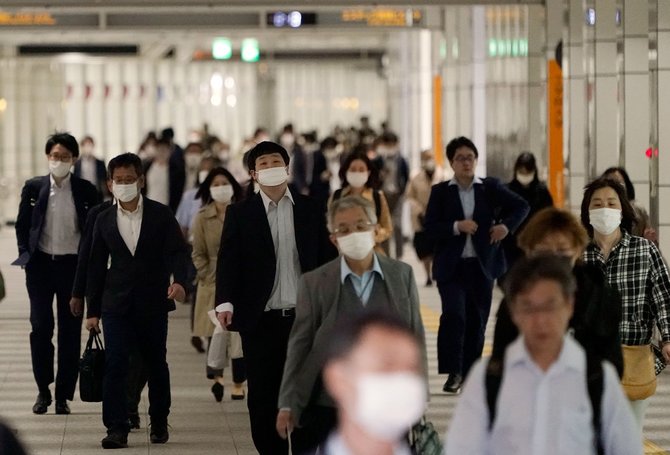 ゴールデンウィーク明けに通勤する人々