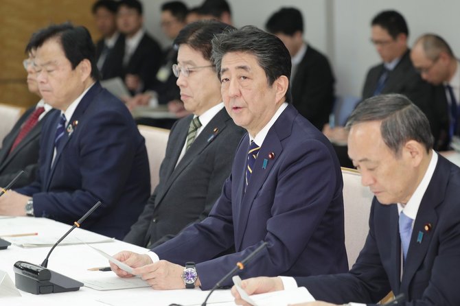 自粛要請する安倍首相